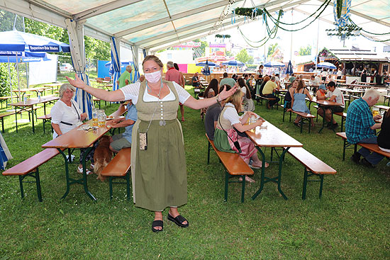 Wirtin Claudia Fahrenschon im überdachten Biergarten bei "Sommer Dahoam" in Vaterstetten (©Foto: Martin Schmitz)